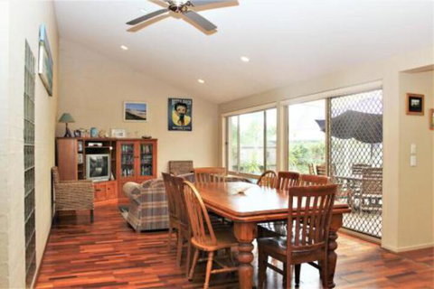 BEACHSIDE VILLA 2 - Kawana Tourism 0