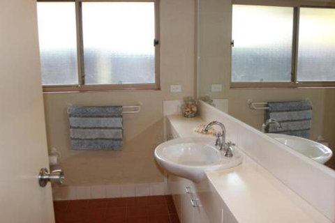 BEACHSIDE VILLA 2 - Kawana Tourism 5