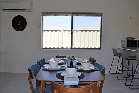 The Kingsley's Place Piara Waters - Kawana Tourism 3