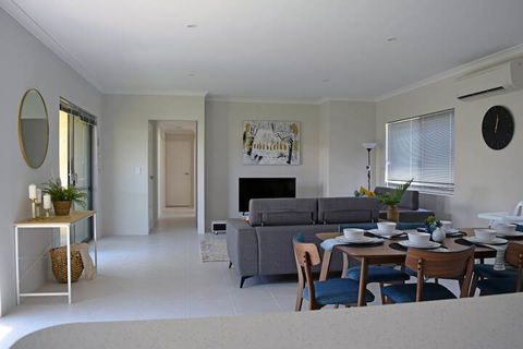 The Kingsley's Place Piara Waters - Kawana Tourism 7