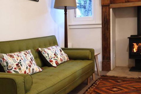 Redruth 2 Bedroom Cottage Situated In Wandiligong - Kawana Tourism 5