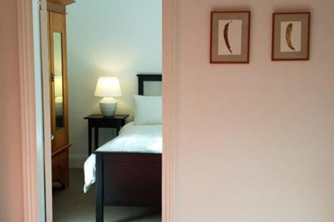 Redruth 2 Bedroom Cottage Situated In Wandiligong - Kawana Tourism 6