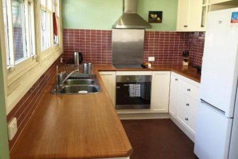 Redruth 2 Bedroom Cottage Situated In Wandiligong - Kawana Tourism 3
