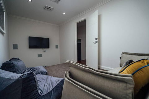 The Grand Oasis Pool Wifi Mins From Beach - Kawana Tourism 7