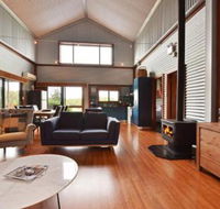 Kelman Cottage tucked away with pool  native wildlife