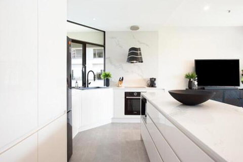 THE HYDEAWAY LUXE HYDE PARK CITY APARTMENT Hosted By LAbode Accommodation - Kawana Tourism 3