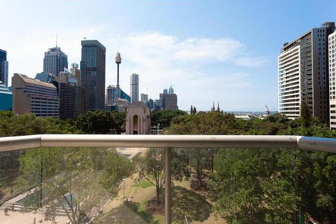 THE HYDEAWAY LUXE HYDE PARK CITY APARTMENT Hosted By LAbode Accommodation - Kawana Tourism 4