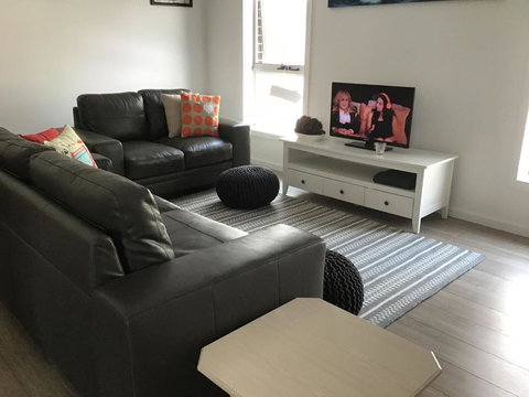 Discover Warilla Bright & Airy Townhouse Near The Beach & Lake - Kawana Tourism 6