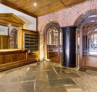 Upscale Polished King Street Suite - Kawana Tourism