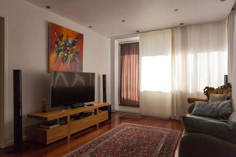 Bright & Spacious 2 Bedroom Apartment In Windsor - Kawana Tourism 3