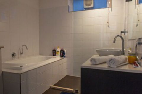 Bright & Spacious 2 Bedroom Apartment In Windsor - Kawana Tourism 2