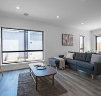 Comfy And Warm Home In Point Cook - Kawana Tourism