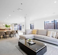 Lightful Charming House With Free Parking - Kawana Tourism