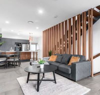 Manhattan Terrace House - Kawana Tourism