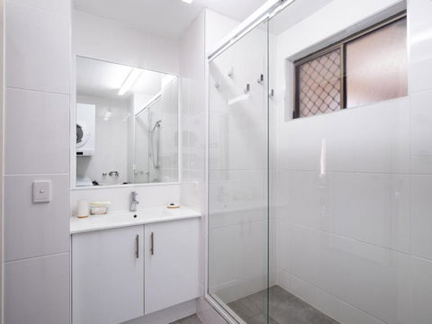 Golden Shores U7 21 Landsborough Parade - Kawana Tourism 2