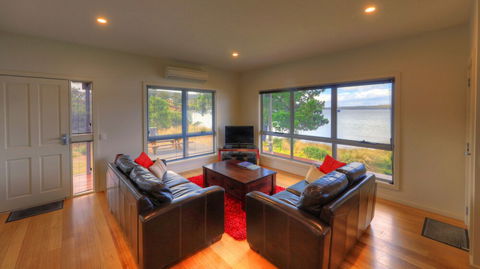Tides Reach - Essentially Tas Dover - Kawana Tourism 5