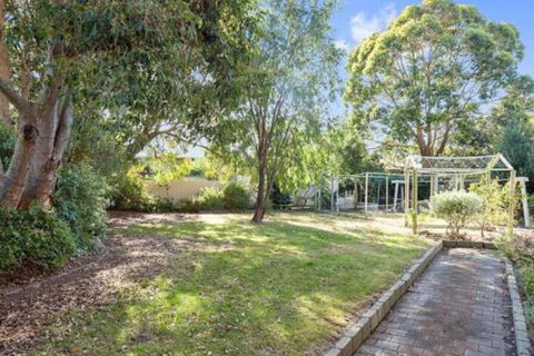 GUMS & ROSES Family Home In The Heart Of Town. - Kawana Tourism 0