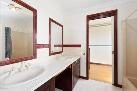 GUMS & ROSES Family Home In The Heart Of Town. - Kawana Tourism 3
