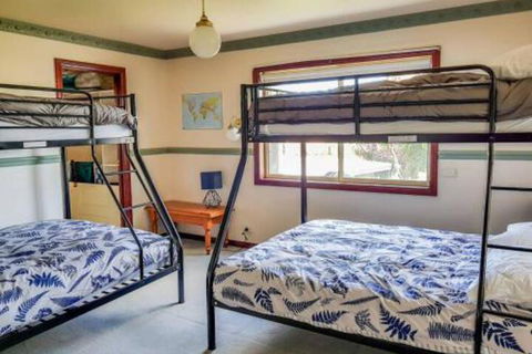 GUMS & ROSES Family Home In The Heart Of Town. - Kawana Tourism 1