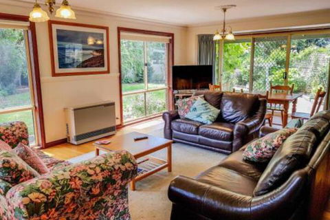 GUMS & ROSES Family Home In The Heart Of Town. - Kawana Tourism 4