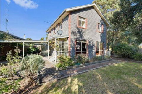 GUMS & ROSES Family Home In The Heart Of Town. - Kawana Tourism 6