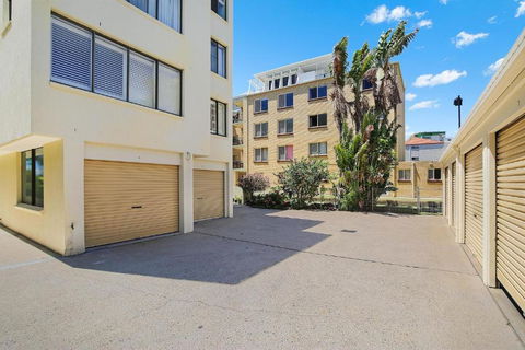 Eastbourne U6 80 Esplanade. Golden Beach - Kawana Tourism 2