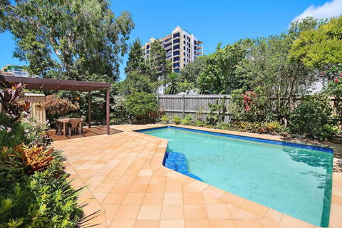 Eastbourne U6 80 Esplanade. Golden Beach - Kawana Tourism 6