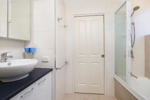 Eastbourne U6 80 Esplanade. Golden Beach - Kawana Tourism 3