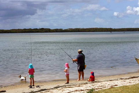 Eastbourne U4 80 Esplanade Golden Beach - Kawana Tourism 5