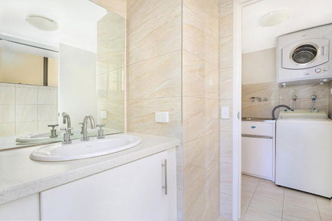 Eastbourne U4 80 Esplanade Golden Beach - Kawana Tourism 6