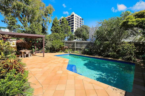 Eastbourne U4 80 Esplanade Golden Beach - Kawana Tourism 2