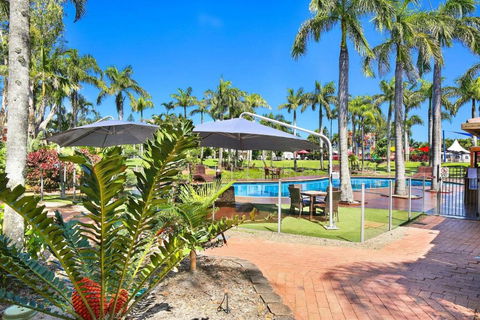 Resort Style The Oasis Resort Villa 7 2 Landsborough Pde - Kawana Tourism 4