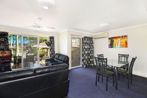 Resort Style The Oasis Resort Villa 7 2 Landsborough Pde - Kawana Tourism 1