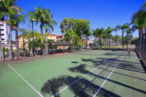 Resort Style The Oasis Resort Villa 7 2 Landsborough Pde - Kawana Tourism 5