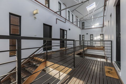 Fabulous Fitzroy Converted Warehouse - Kawana Tourism 7