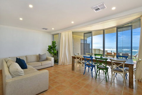 JoeAnne At Blue Bay Absolute Beachfront - Kawana Tourism 6