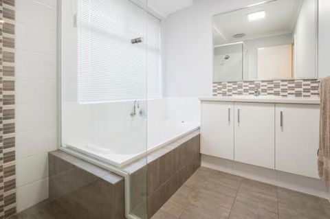 Fairway Isle - Kawana Tourism 1