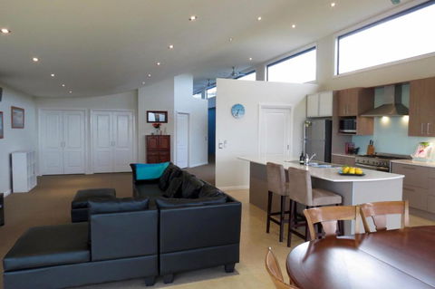 The Wave Oasis SC B & B - Kawana Tourism 6