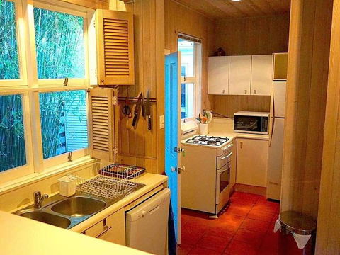 Wisteria Cottage On The Lagoon / Beach - Kawana Tourism 5