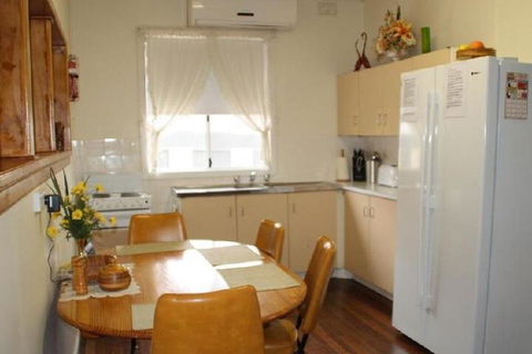 Explorers Holiday House - Kawana Tourism 3