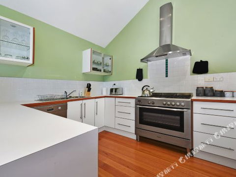 Family Friendly Weatherboard Cottage - Kawana Tourism 5