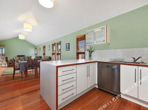 Family Friendly Weatherboard Cottage - Kawana Tourism 0