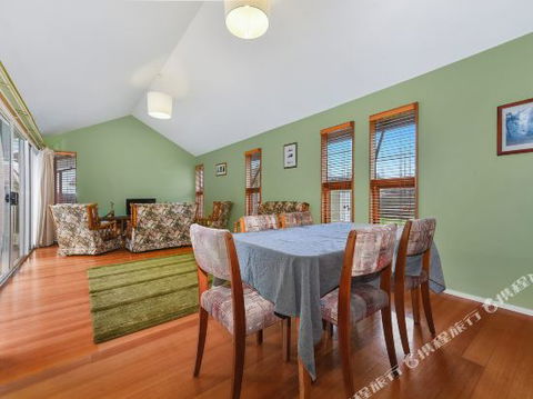 Family Friendly Weatherboard Cottage - Kawana Tourism 3
