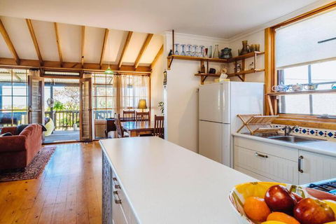 The Blue Beach House - Kawana Tourism 7