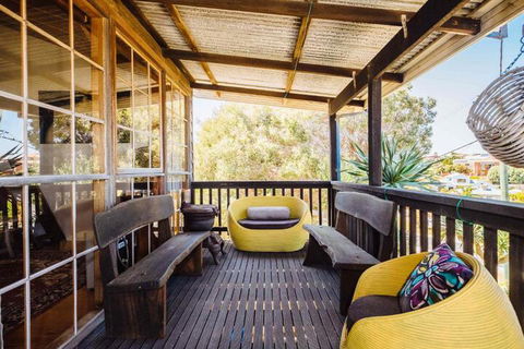 The Blue Beach House - Kawana Tourism 5