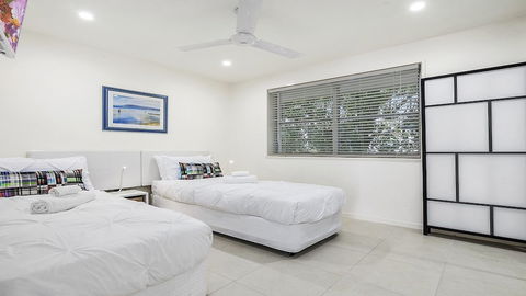 A Stylish Apartment With Noosa Views! Unit 6 Yaringa 29 Noosa Drive - Kawana Tourism 1