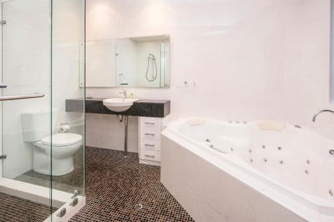 Caves Retreat - Kawana Tourism 5