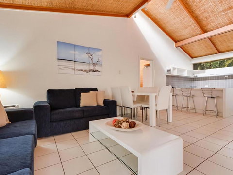 Sapphire Sea N Sand - Kawana Tourism 4