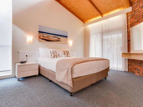 Sapphire Sea N Sand - Kawana Tourism 3