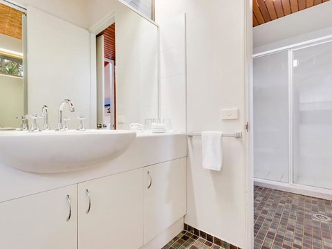 Sapphire Sea N Sand - Kawana Tourism 5